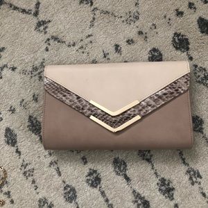 Neutral color clutch
